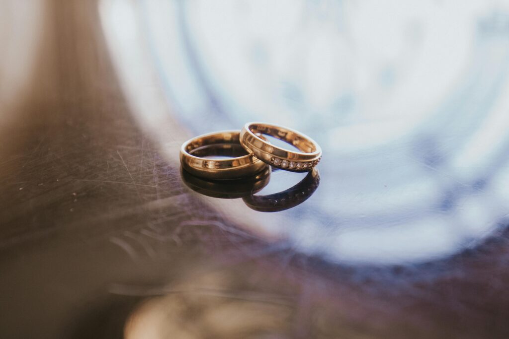 Dos anillos de boda que simbolizan las diferencias entre matrimonio y pareja de hecho en España
